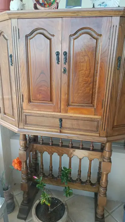 Vitrina de madera clásica con puertas y cajón - miniatura 1