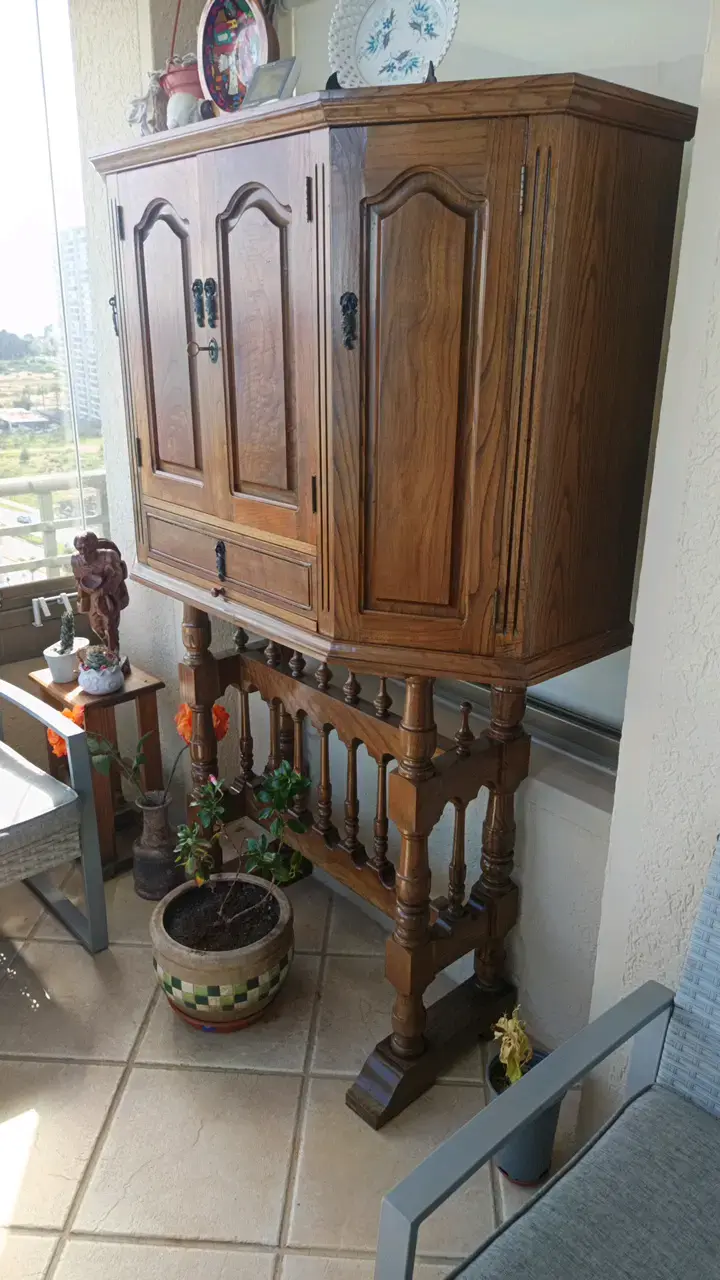Vitrina de madera clásica con puertas y cajón - 2