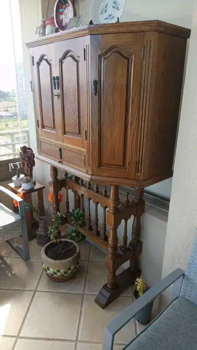 Vitrina de madera clásica con puertas y cajón - miniatura 2