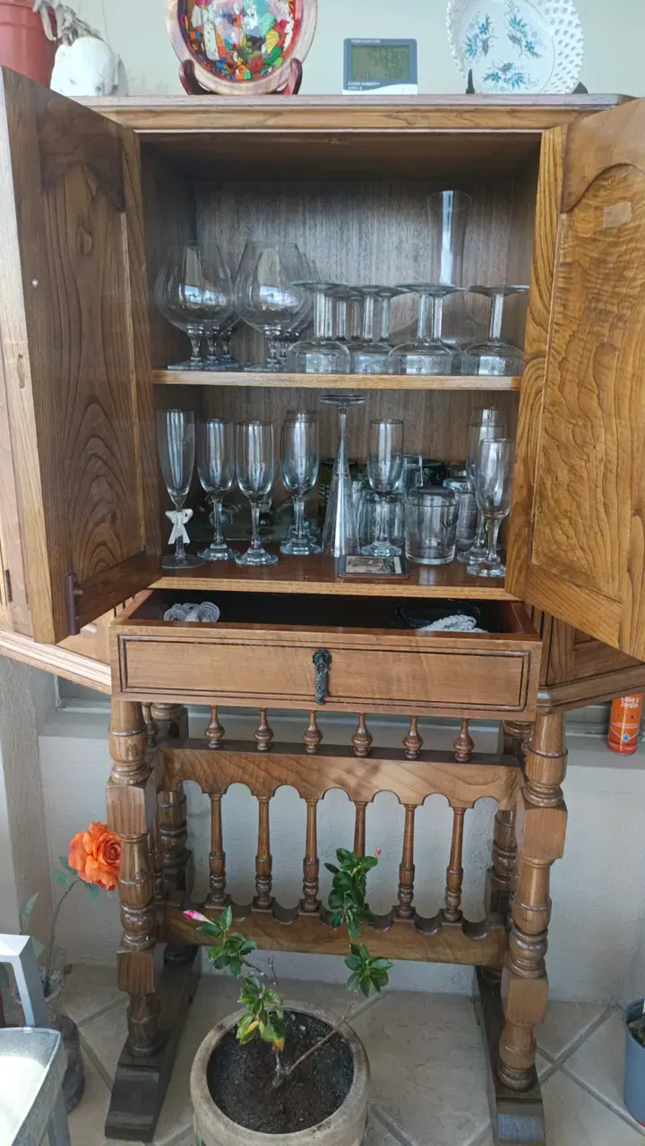 Vitrina de madera clásica con puertas y cajón - 3