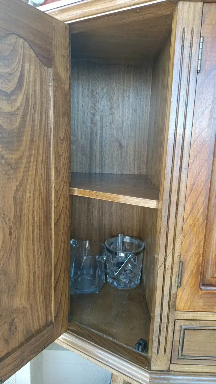 Vitrina de madera clásica con puertas y cajón - 4