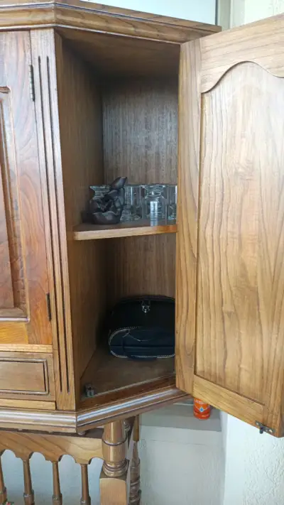 Vitrina de madera clásica con puertas y cajón - miniatura 5