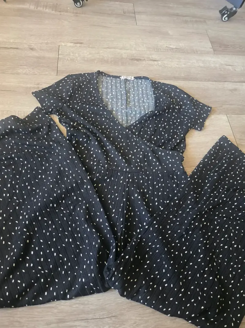Vestido largo negro con diseño de puntos - 1