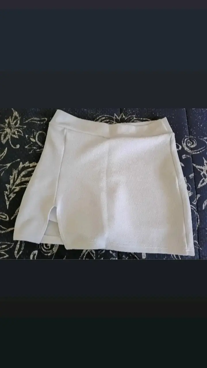Falda corta blanca con abertura lateral con short