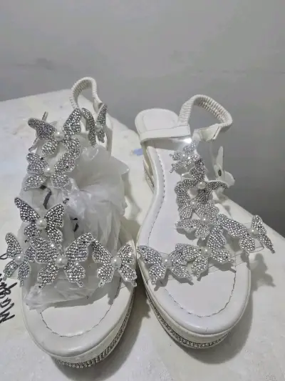 Sandalias blancas con mariposas decorativas - miniatura 1