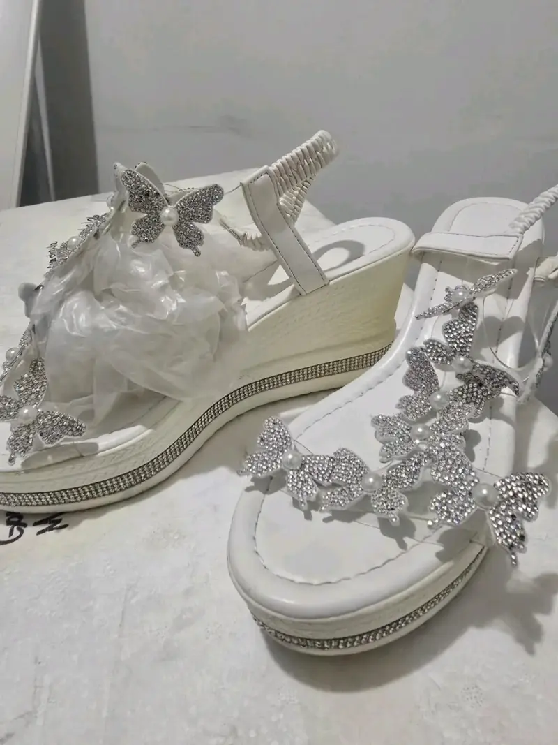 Sandalias blancas con mariposas decorativas - 2