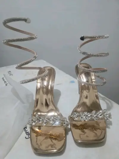Sandalias doradas con tacón transparente y adornos - miniatura 2