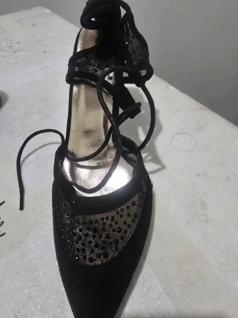 Zapatos de tacón alto negros con encaje y brillantes
