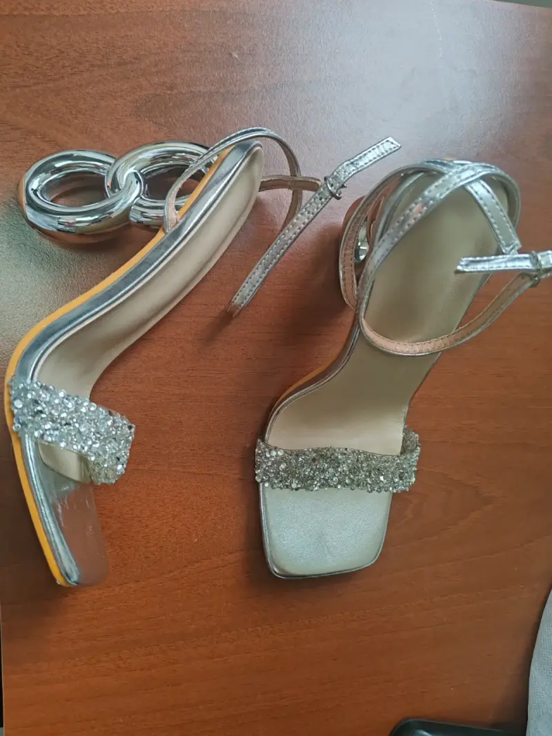 Sandalias de tacón alto plateadas con brillantes