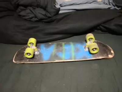 Skateboard con ruedas verdes y diseño azul - miniatura 2