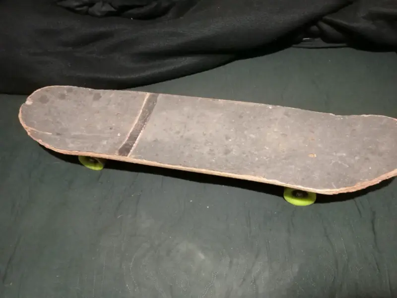 Skateboard con ruedas verdes y diseño azul - 3