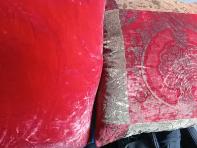 Cojines Decorativos de Seda Roja y Dorada - miniatura 3