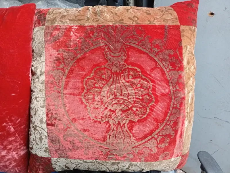 Cojines Decorativos de Seda Roja y Dorada - 4