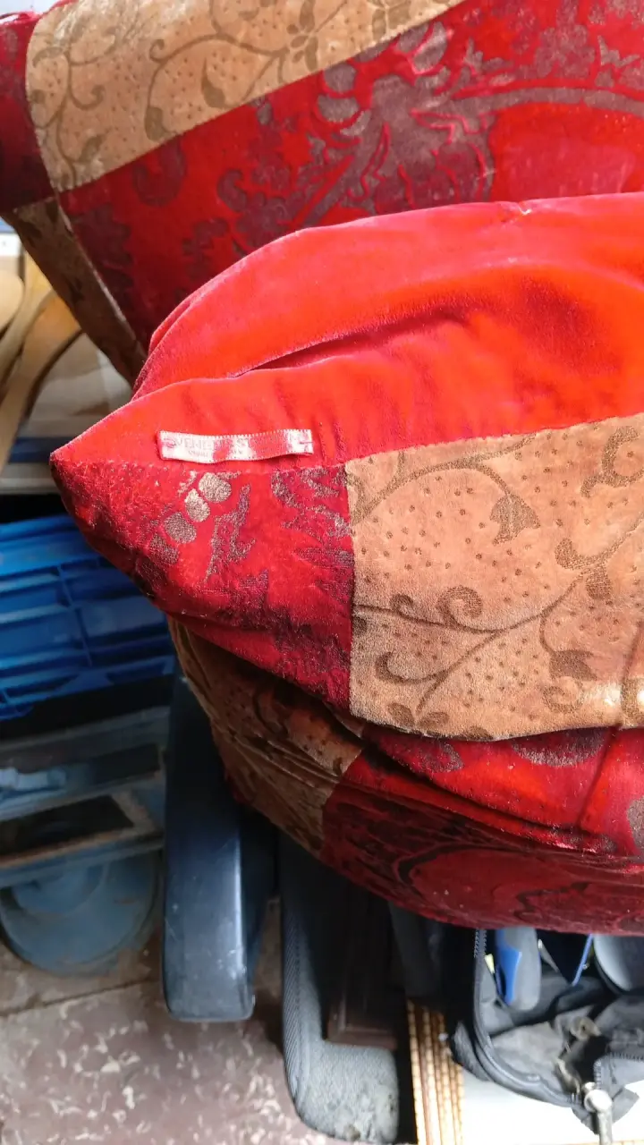 Cojines Decorativos de Seda Roja y Dorada - 5