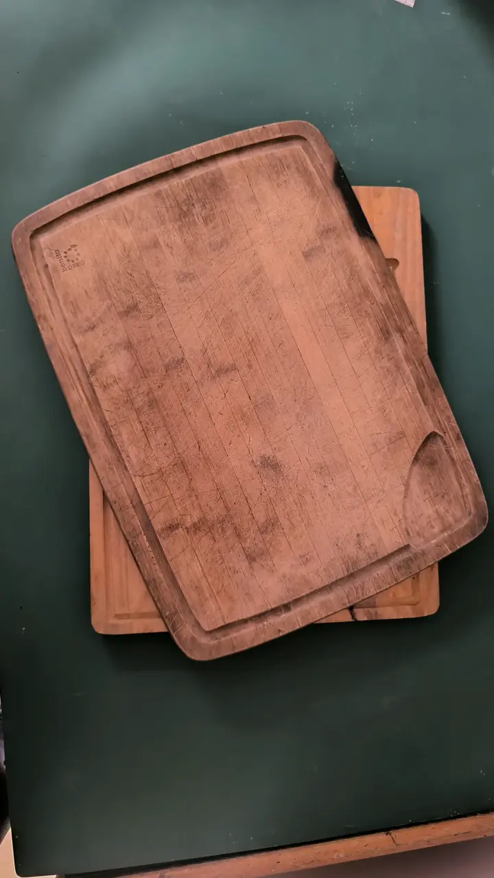 Tabla de cortar de madera grande usada - 1