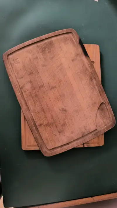 Tabla de cortar de madera grande usada - miniatura 1