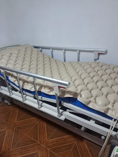 Cama clínica con colchón antiescaras y barandas - miniatura 1
