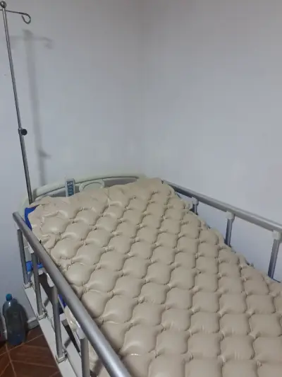 Cama clínica con colchón antiescaras y barandas - miniatura 2