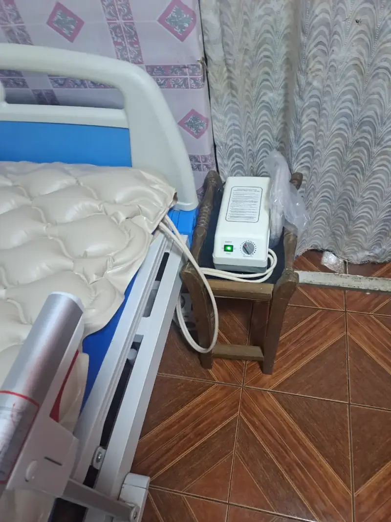 Cama clínica con colchón antiescaras y barandas - 3