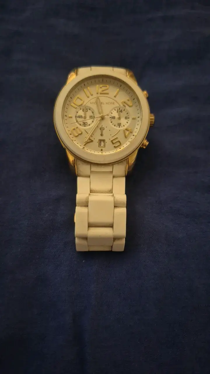 Reloj Michael Kors dorado con correa blanca - 1