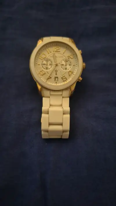 Reloj Michael Kors dorado con correa blanca - miniatura 1