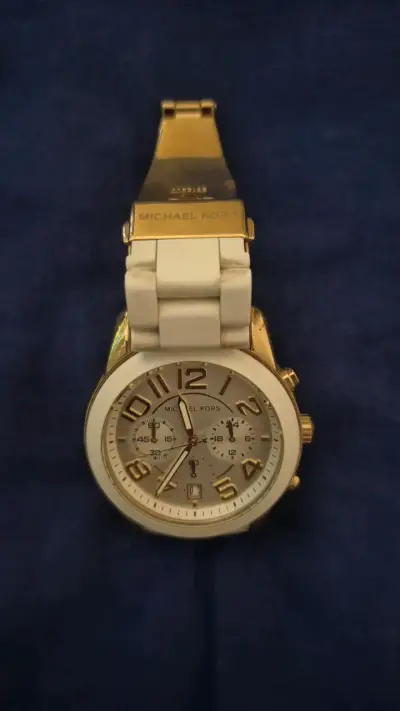 Reloj Michael Kors dorado con correa blanca - miniatura 3