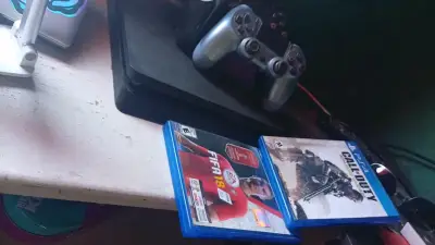 Consola PS4 con4 controles 2 juegos FIFA 18 y Cof - miniatura 1