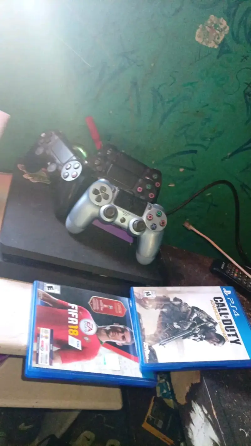 Consola PS4 con4 controles 2 juegos FIFA 18 y Cof - 2
