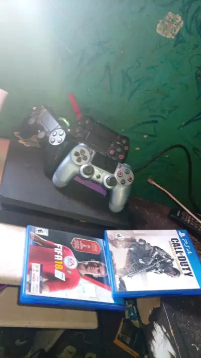 Consola PS4 con4 controles 2 juegos FIFA 18 y Cof - miniatura 2