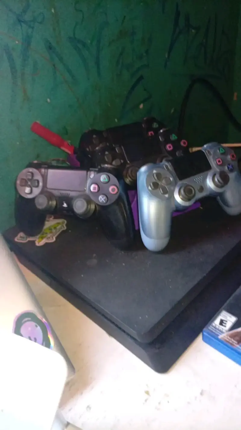 Consola PS4 con4 controles 2 juegos FIFA 18 y Cof - 3