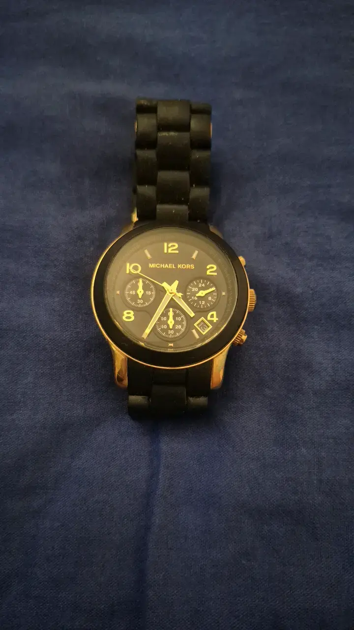 Reloj Michael Kors dorado y negro para mujer - 1