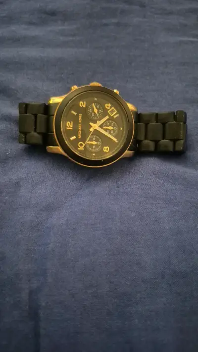 Reloj Michael Kors dorado y negro para mujer - miniatura 3