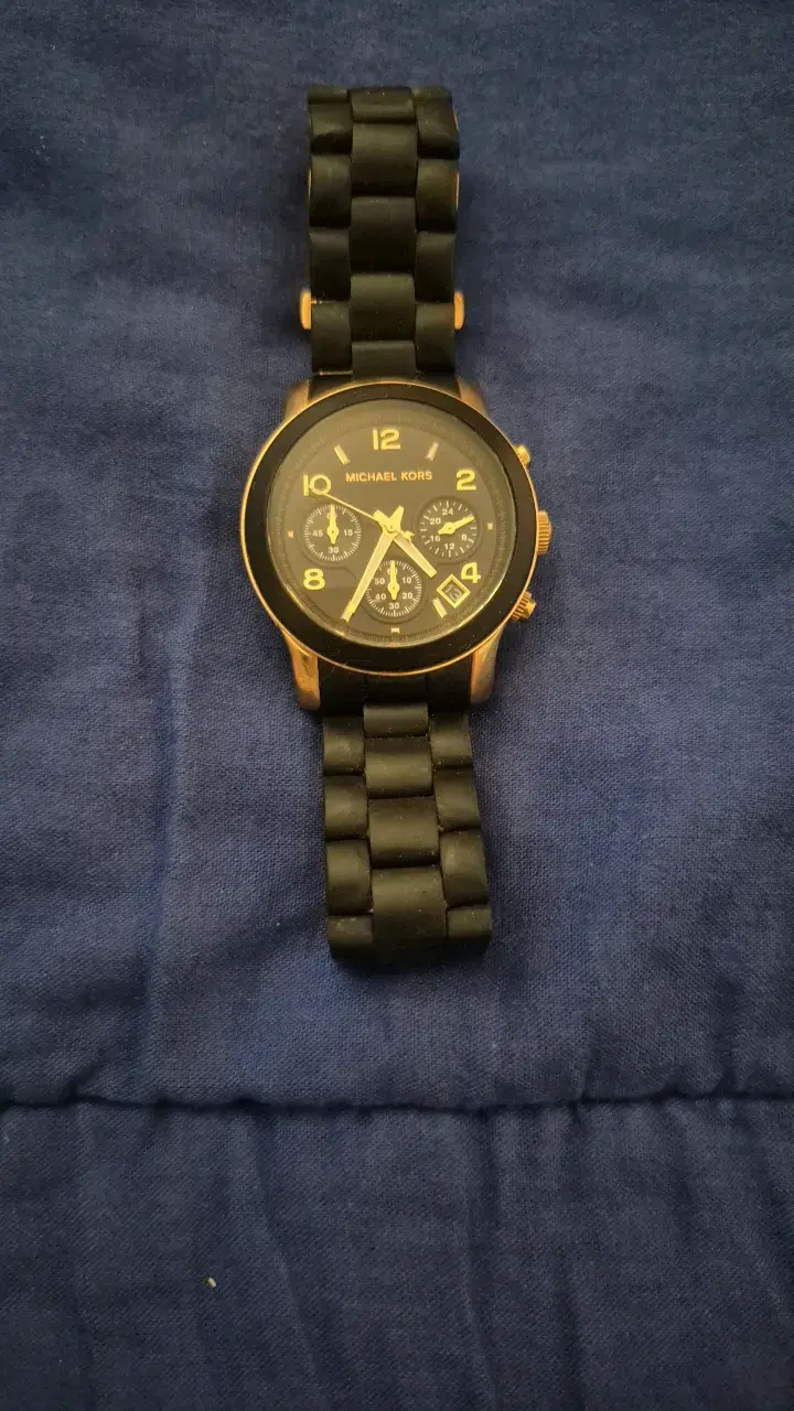 Reloj Michael Kors dorado y negro para mujer - 4