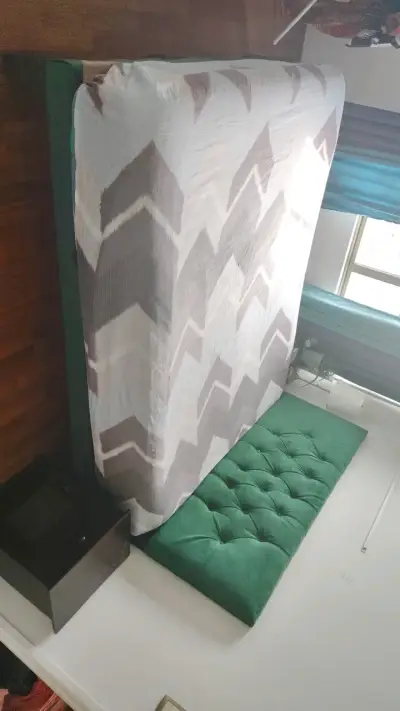 Cama con Respaldo Verde y Colchón - miniatura 1