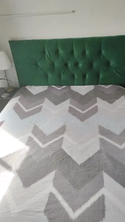 Cama con Respaldo Verde y Colchón - miniatura 2