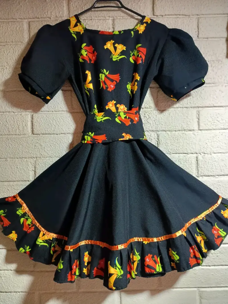 Vestido folclórico negro con flores coloridas