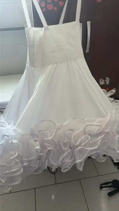 Vestido blanco con volantes y vestido floral blanco y negro - miniatura 1