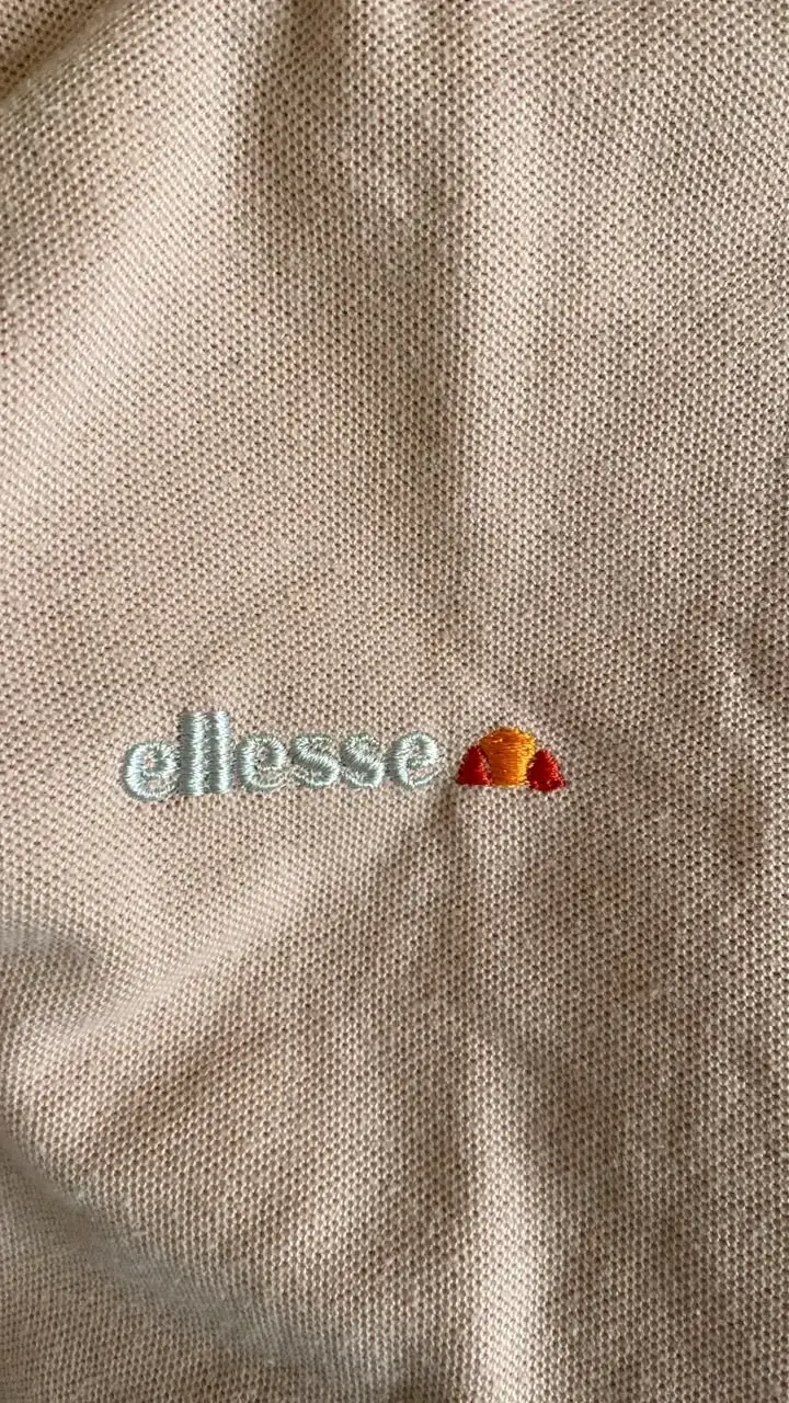 Polera beige Ellesse Italia con logo bordado - 2