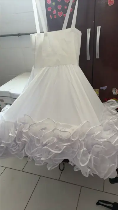 Vestido blanco con volantes y vestido floral blanco y negro - miniatura 2