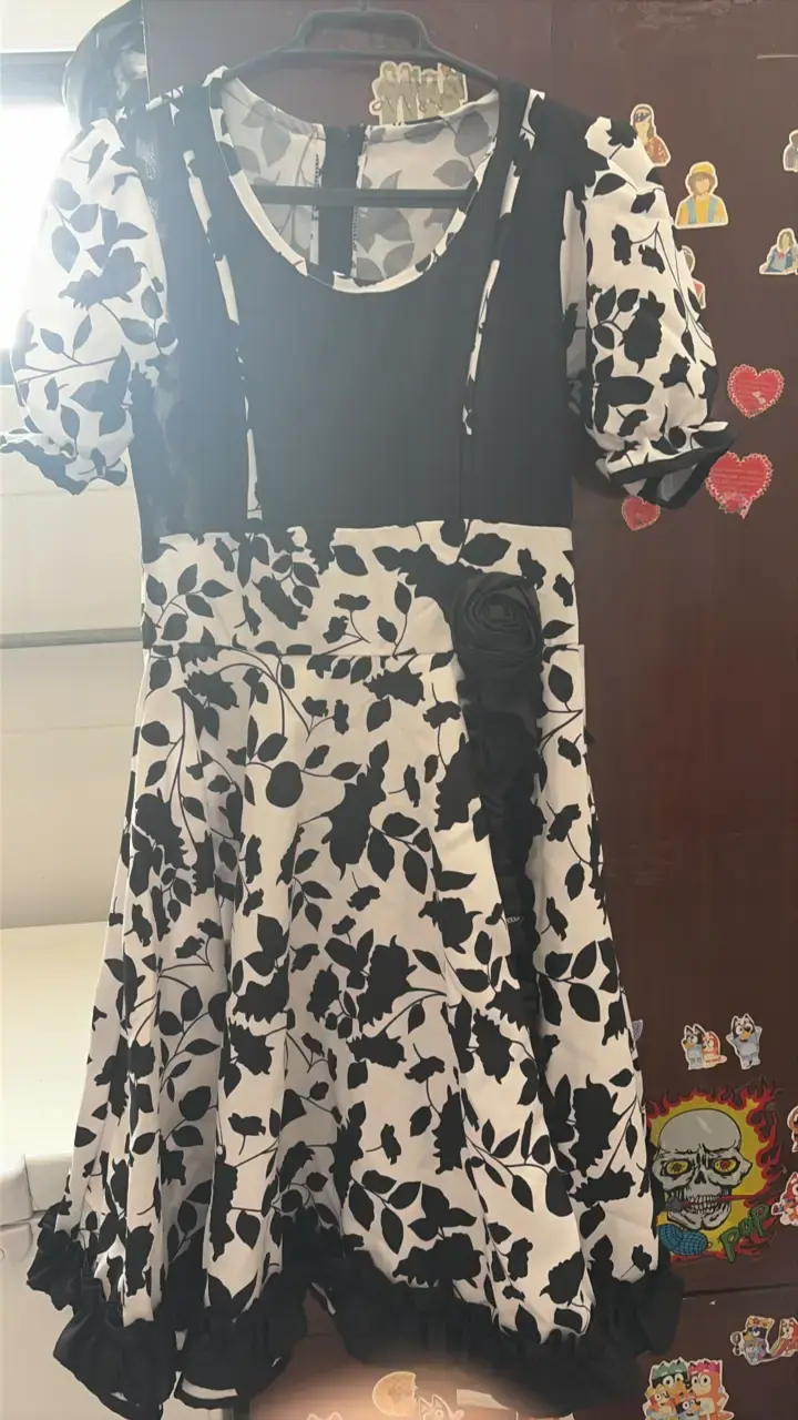 Vestido blanco con volantes y vestido floral blanco y negro - 3