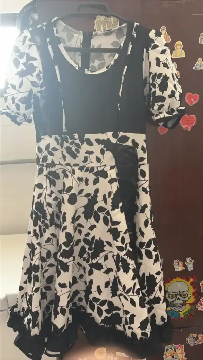 Vestido blanco con volantes y vestido floral blanco y negro - miniatura 3