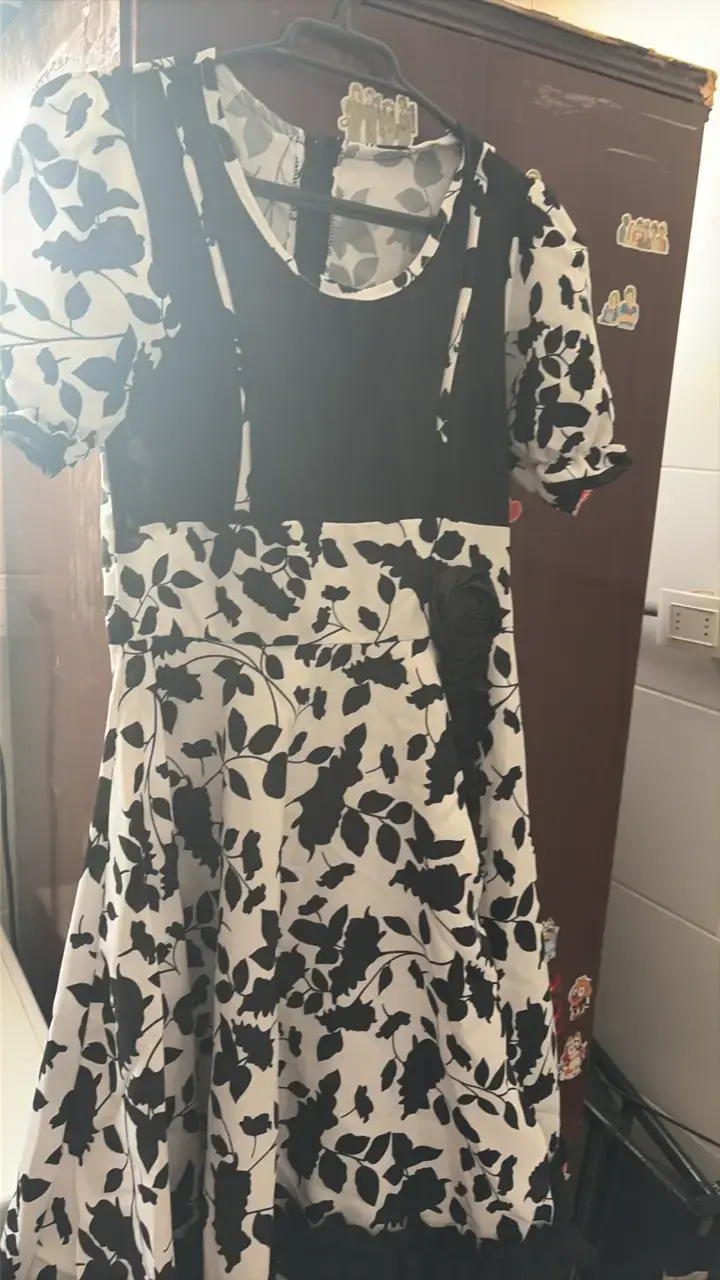 Vestido blanco con volantes y vestido floral blanco y negro - 4