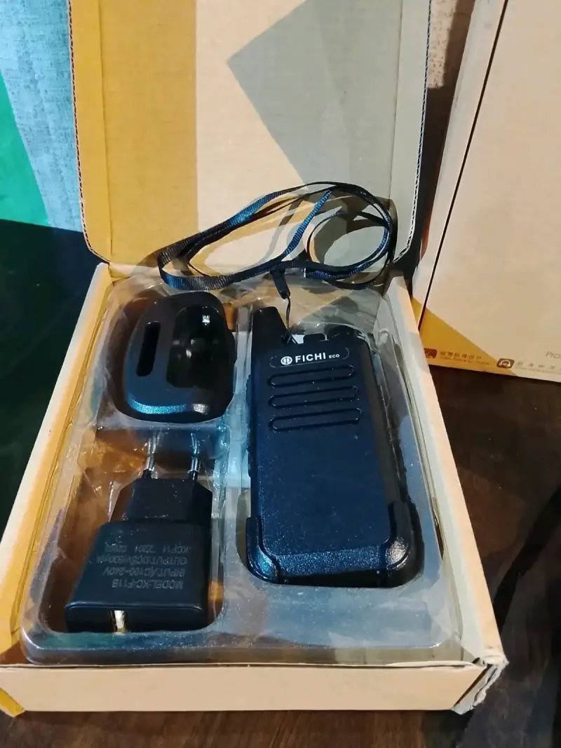 Radio Fichi F1-M1 con cargador y accesorios - 1