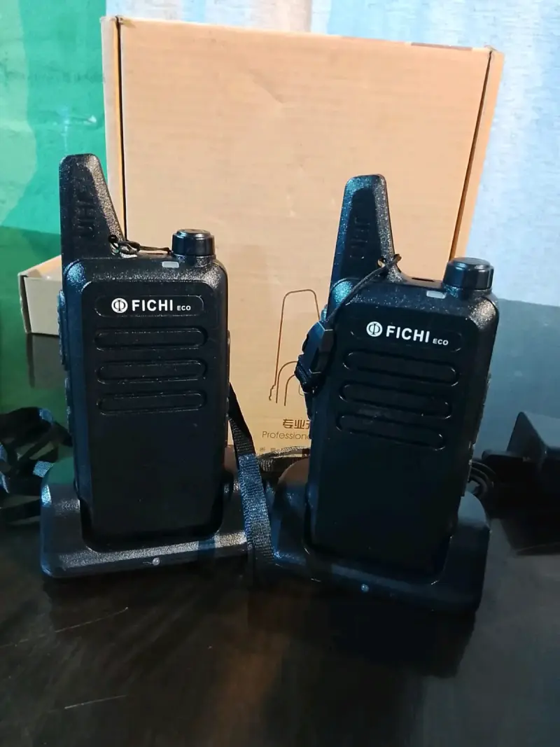 Radio Fichi F1-M1 con cargador y accesorios - 2