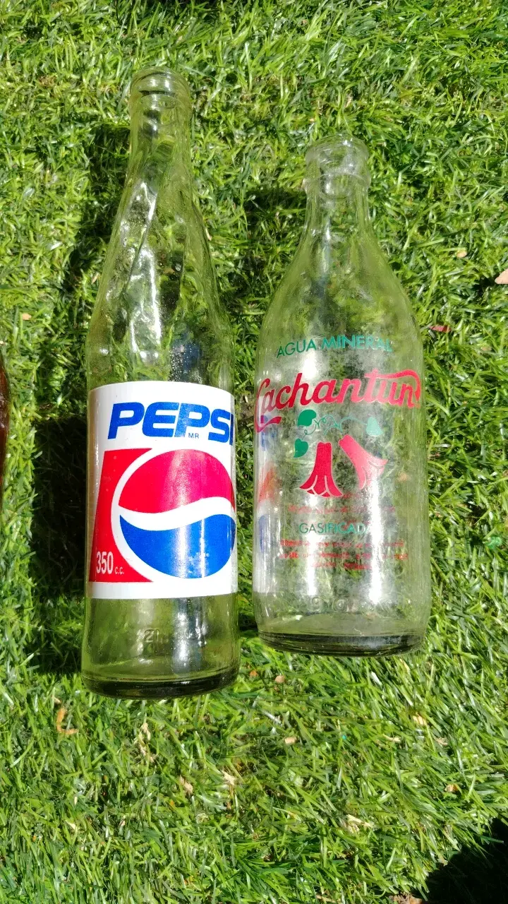 Botellas de vidrio vintage Pepsi y Cachantun - 1