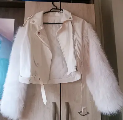 Chaqueta corta blanca con mangas de peluche - miniatura 1