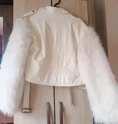 Chaqueta corta blanca con mangas de peluche - miniatura 2