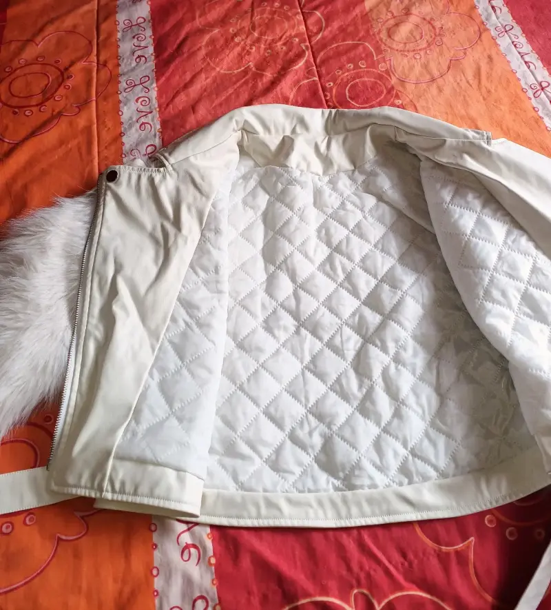 Chaqueta corta blanca con mangas de peluche - 3