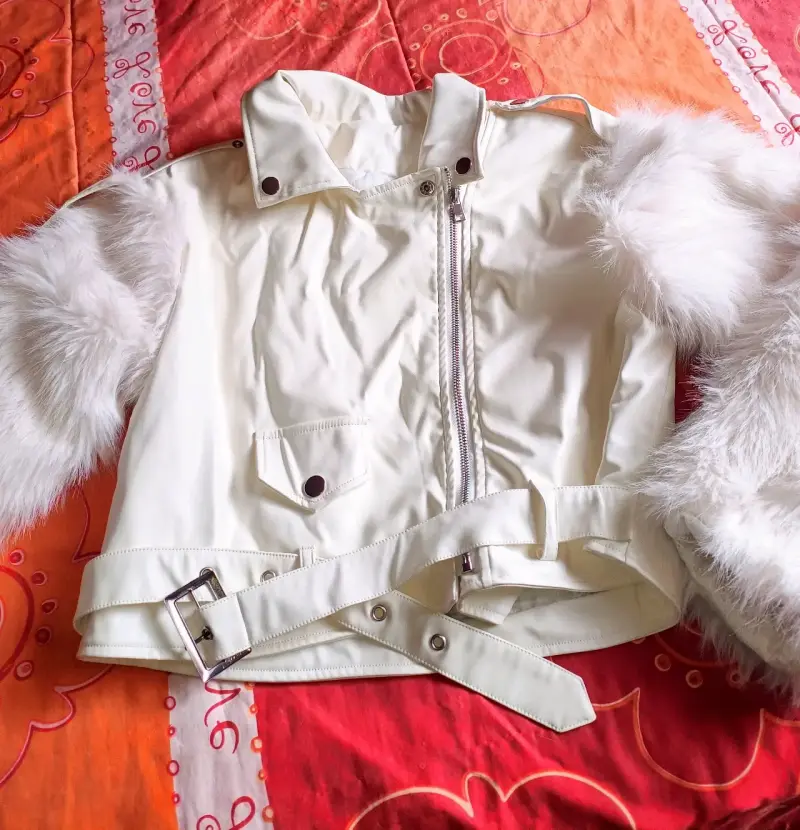 Chaqueta corta blanca con mangas de peluche - 4