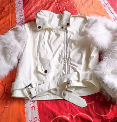 Chaqueta corta blanca con mangas de peluche - miniatura 4